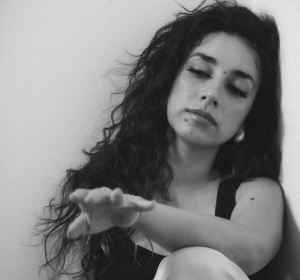 Cartelera | Alma y su guitarra presenta “Ay de amores” en SCD Plaza Egaña