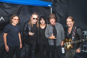 Cartelera |  MANÁ hace historia en el 10 aniversario de Ohana Festival al ser presentados por el legendario Eddie Vedder